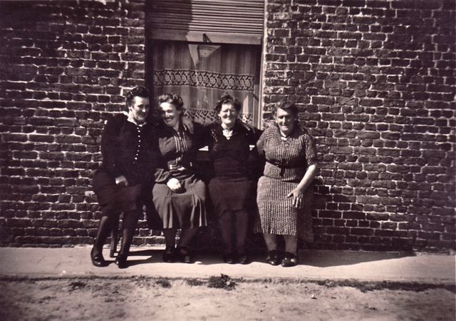 Dit waren de vier enige vrouwen in ons dorp die geweigerd hadden toen hun man hen als cadeau voor hun verjaardag een weegschaal voorstelde. Heldinnen!